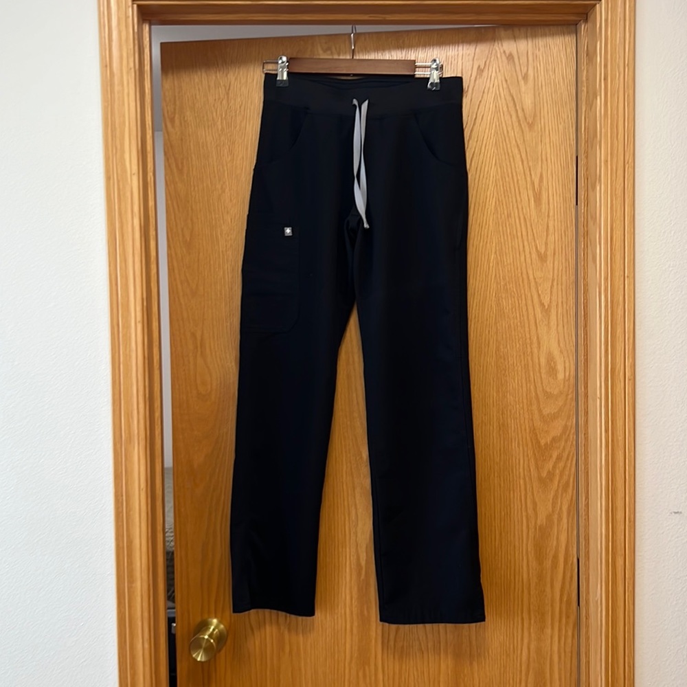 XS Kade cargo figs scrub bottoms.